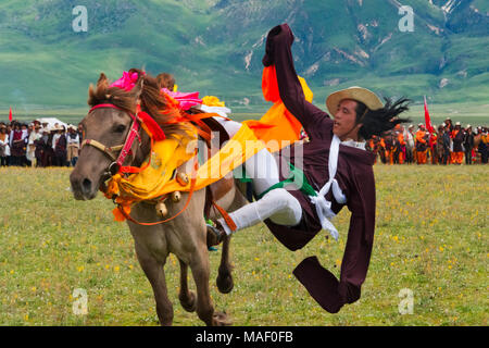 Course de chevaux du peuple tibétain à Horse Race Festival, Litang, l'ouest du Sichuan, Chine Banque D'Images