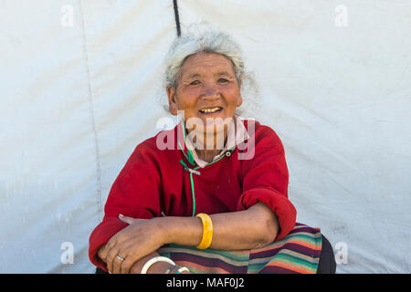 Femme en costume traditionnel tibétain à Horse Race Festival, Litang, l'ouest du Sichuan, Chine Banque D'Images