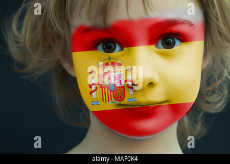 Portrait d'un enfant avec un drapeau espagnol peint Banque D'Images