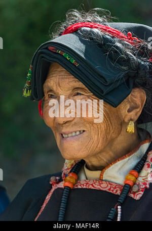 Femme en costume traditionnel tibétain, Songgang village tibétain, Ngawa et tibétain, l'ouest du Sichuan, Chine Banque D'Images