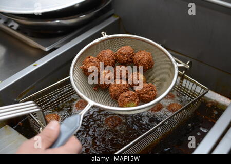 Faites frire Falafel balles (petite croquette de purée de pois chiches) Banque D'Images