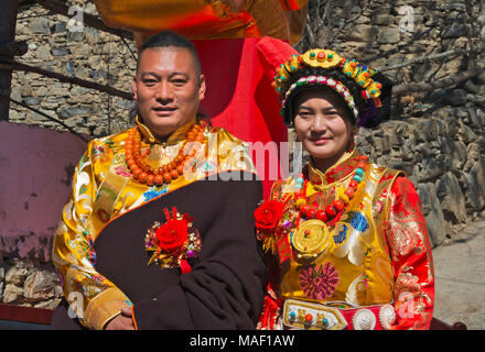 Un couple de jeunes mariés en vêtements traditionnels tibétains, Jinchuan County, province du Sichuan, Chine Banque D'Images