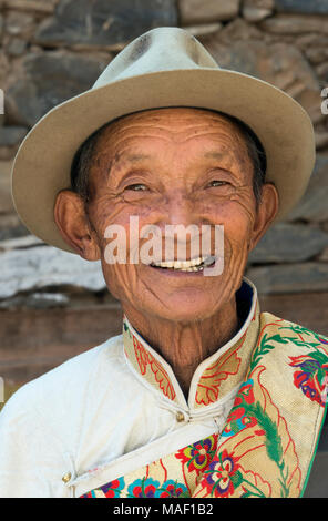 L'homme en costume traditionnel tibétain, Jinchuan County, province du Sichuan, Chine Banque D'Images