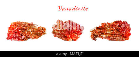 La prise de vue macro de pierre naturelle. La vanadinite minéral brut, le Maroc. Objet isolé sur un fond blanc. Banque D'Images