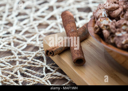 Flawored chocolat marron popcorn sur la plaque en bois avec fond de cannelle Banque D'Images