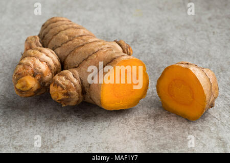 Le curcuma rhizome frais jaune en tranches Banque D'Images