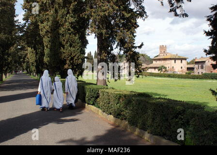 Trois religieuses vêtues de blanc dans le parc Caffarella, près de les catacombes de Saint Callixte, Rome, Italie Banque D'Images