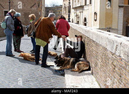 Mendiant et ses chiens assis sur le pont Ponte fabricio, Rome, Italie Banque D'Images