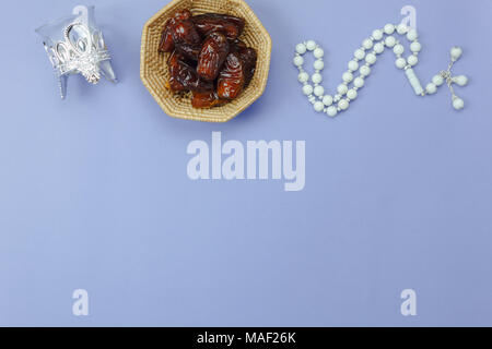 Vue de dessus de table Décoration d'image aérienne Ramadan Kareem holiday background.Télévision date de mise en panier de bois blanc avec rosaire et éclairage.Items objets sur Banque D'Images
