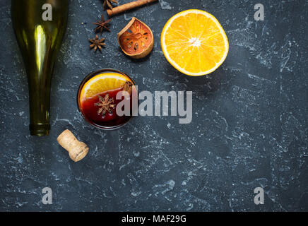 Recette vin chaud ingrédients sur tableau noir avec texte de l'espace. Banque D'Images