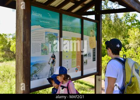 Cape pallarenda femmes lit signe de bienvenue sentiers pendant que les enfants rechercher sur le sentier de l'anse, Shelly à Cape Pallarenda Conservation Park Queensland Australie Banque D'Images