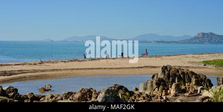 Les pêcheurs de la plage avec vue sur la colline du château de pallarenda, Shelly Cove Sentier au Cape Pallarenda Conservation Park Queensland Australie Banque D'Images