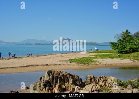 Les pêcheurs de la plage avec vue sur la colline du château de pallarenda, Shelly Cove Sentier au Cape Pallarenda Conservation Park Queensland Australie Banque D'Images