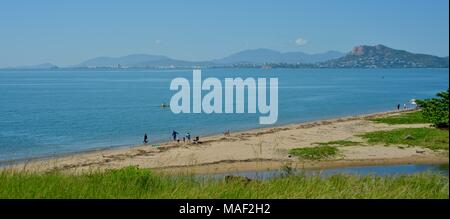 Les pêcheurs de la plage avec vue sur la colline du château de pallarenda, Shelly Cove Sentier au Cape Pallarenda Conservation Park Queensland Australie Banque D'Images