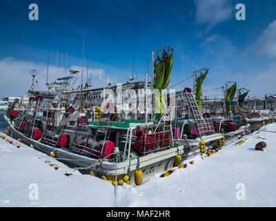 Hokkaido Winter - bateaux de pêche de Squid attachés dans le port d'Hakodate, Hokkaido, Japon. Hiver au Japon. Flotte de pêche japonaise. Banque D'Images