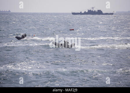 Des soldats de la marine roumaine naviguer avec un bateau en caoutchouc au cours de la Journée de la marine roumaine Banque D'Images