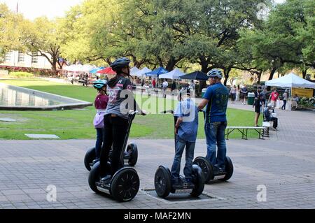 Un groupe familial sur l'utilisation d'un Segway dans un parc de Houston Texas USA Banque D'Images