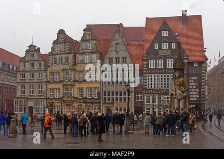 Les gens de la statue de Roland sur la place du marché de Brême, Allemagne Banque D'Images