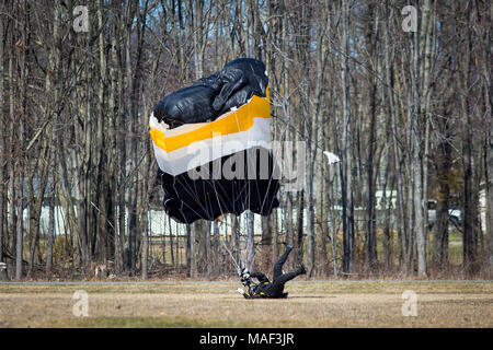 Parachutiste avec parachute atterrissage dur accident corporel Banque D'Images