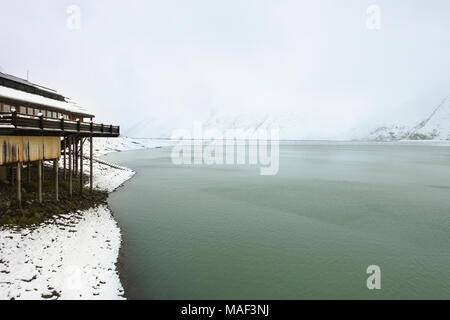 Le réservoir du lac près de Silvretta, Galtur Autriche avec la neige au milieu de l'été et le restaurant Bieler Hoehe vers la gauche. Banque D'Images