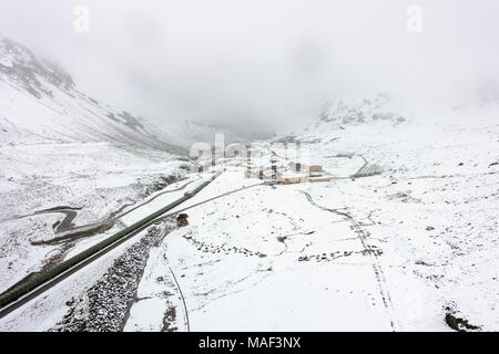 Vue d'un des murs du barrage du réservoir de Silvretta lac près de Galtur Autriche, avec de la neige au milieu de l'été jusqu'à l'Hotel Les Albères. Banque D'Images