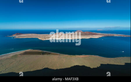 Vue depuis le Mirador del Rio à Lanzarote, Espagne à la Isla La Graciosa avec l'ombre de la montagne au premier plan. Banque D'Images