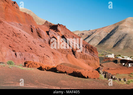 Vue de la Caldera de Masian à Lanzarote, Espagne au village de Puerto del Carmen. Banque D'Images