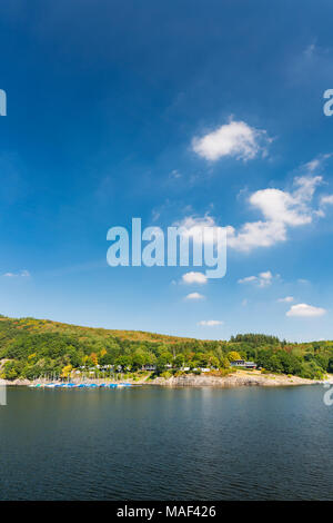 Lac Rursee à la marina près de Woffelsbach avec grand ciel bleu en été. Banque D'Images