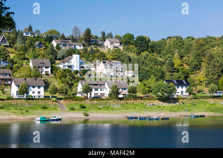 Maisons à la plage à Rurberg au Lac Rursee Avec perfect blue sky en été, dans l'Eifel, en Allemagne. Banque D'Images