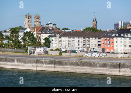 COLOGNE - septembre 6 : Vue depuis le pont Severins à Cologne Deutz et l'église Saint Heribert en Allemagne le 6 septembre 2016. Banque D'Images