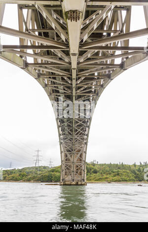 Sous le pont Britannia, sur le détroit de Menai entre Gwynedd et d'Anglesey. Le Nord du Pays de Galles, Royaume-Uni. Banque D'Images