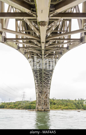 Sous le pont Britannia, sur le détroit de Menai entre Gwynedd et d'Anglesey. Le Nord du Pays de Galles, Royaume-Uni. Banque D'Images