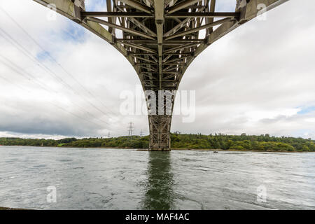 Sous le pont Britannia, sur le détroit de Menai entre Gwynedd et d'Anglesey. Le Nord du Pays de Galles, Royaume-Uni. Banque D'Images