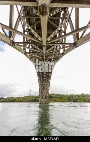 Sous le pont Britannia, sur le détroit de Menai entre Gwynedd et d'Anglesey. Le Nord du Pays de Galles, Royaume-Uni. Banque D'Images