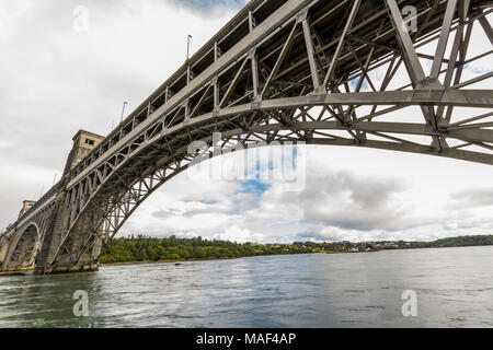 Sous le pont Britannia, sur le détroit de Menai entre Gwynedd et d'Anglesey. Le Nord du Pays de Galles, Royaume-Uni. Banque D'Images