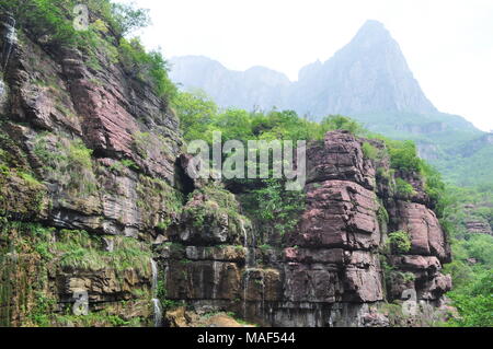 L'eau qui goutte des roches de Yuntaishan, Chine Banque D'Images