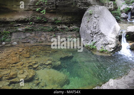 De l'eau claire comme du cristal, Montagne Yuntai, Chine Banque D'Images