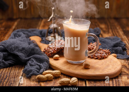 Servir le petit déjeuner sur une belle chambre avec un ancien noyer dans l'arrière-plan. Fumer une tasse de thé dans un fond de bois. Thé avec des biscuits dans une gla Banque D'Images
