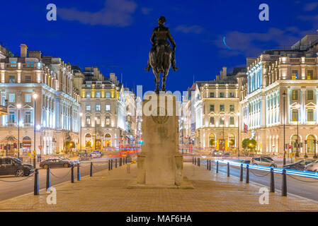 Londres, Royaume-Uni - 26 mars : vue de la nuit de la King Edward VII statue avec l'architecture traditionnelle britannique dans le centre de Londres le 26 mars, 2018 Banque D'Images