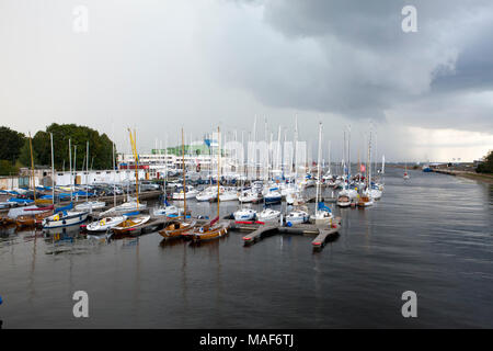 TALLINN, ESTONIE- le 7 septembre 2015 : : Parking de petite taille des navires, yachts dans le port de Tallinn Pirita et Kalev Yacht Club, le ciel avec nuage noir Banque D'Images