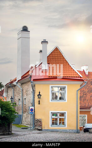 La plus petite maison, la maison du prêtre, dans la vieille ville médiévale. Tallinn. L'Estonie. Banque D'Images