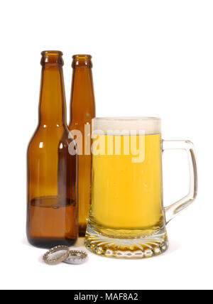 Verre de bière avec des flacons en verre sur un fond blanc. Banque D'Images