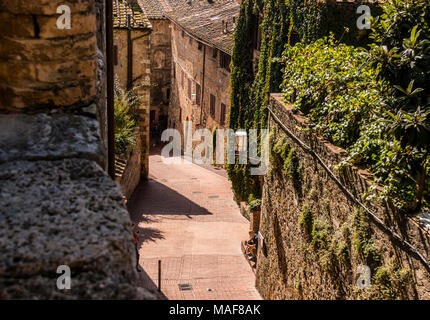 Sur une colline de la ville toscane fortifiée lane, San Gimignano Banque D'Images