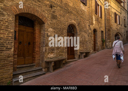 Woman window shopping tourisme en Toscane Banque D'Images