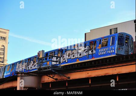 Chicago, Illinois, États-Unis. Un train de transit rapide CTA orné de publicités sortant de la célèbre Loop de Chicago. Banque D'Images