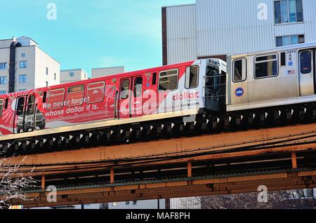 Chicago, Illinois, États-Unis. Un train de transit rapide CTA Orange Line orné de publicités à l'entrée du célèbre Loop de Chicago. Banque D'Images