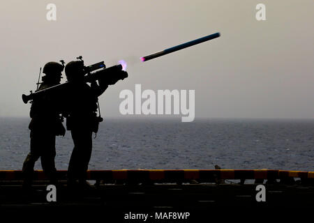 Mer Méditerranée (23 mars 2018) marines affectés à la 26e Marine Expeditionary Unit (MEU) tirer un missile Stinger Stinger formateur formateur au cours d'un lancement à bord du simulateur de classe Wasp navire d'assaut amphibie USS Iwo Jima (LHD 7) Le 23 mars 2018. Iwo Jima et la 26e MEU mènent des opérations navales dans la sixième flotte américaine zone d'opérations. (U.S. Marine Corps photo par le Cpl. Jon/Sosner) Parution Banque D'Images