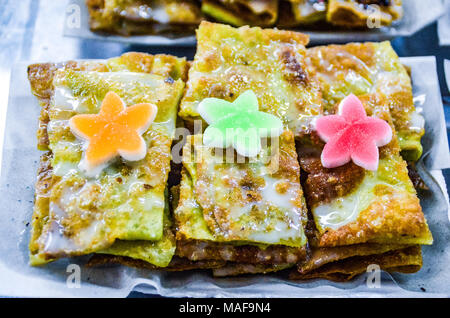 Roti Mataba, crêpe remplie de Thaïlande et de Malaisie, vendue comme nourriture populaire de rue à Bangkok, Thaïlande Banque D'Images