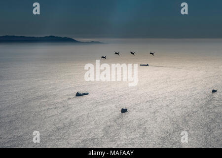 Les membres de la 71e Escadre d'entraînement au vol (FTW), Vance Air Force Base, Ok., volent en formation le 29 mars 2018, Los Angeles, Californie Les membres de la 71e FTW ont été sélectionnés pour flyover stade Dodger Dodger's pour commencer la saison de baseball de ligue majeure de 2018. (U.S Air Force par Tech. Le Sgt. Erik Cardenas) Banque D'Images