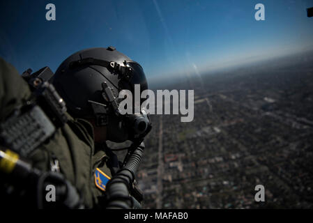 Un membre de la 71e Escadre d'entraînement au vol (FTW), Vance Air Force Base, Ok., donne de l'avion T-38 Talon, le 29 mars 2018, Los Angeles, Californie Les membres de la 71e FTW ont été sélectionnés pour flyover stade Dodger Dodger's pour commencer la saison de baseball de ligue majeure de 2018. (U.S Air Force par Tech. Le Sgt. Erik Cardenas) Banque D'Images